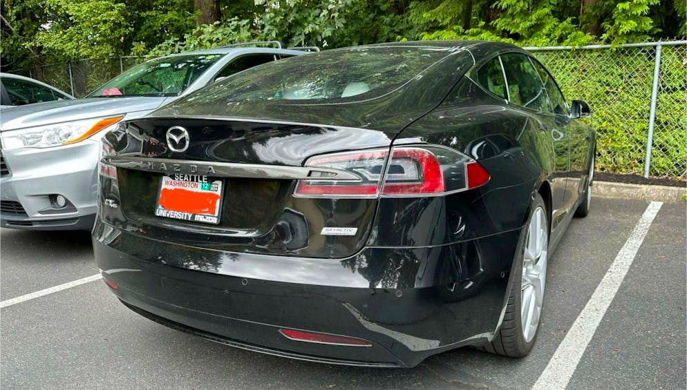 Tesla-Besitzer tarnen ihre Autos. Von wegen Mazda: Dieser Tesla in Seattle tarnt sich.