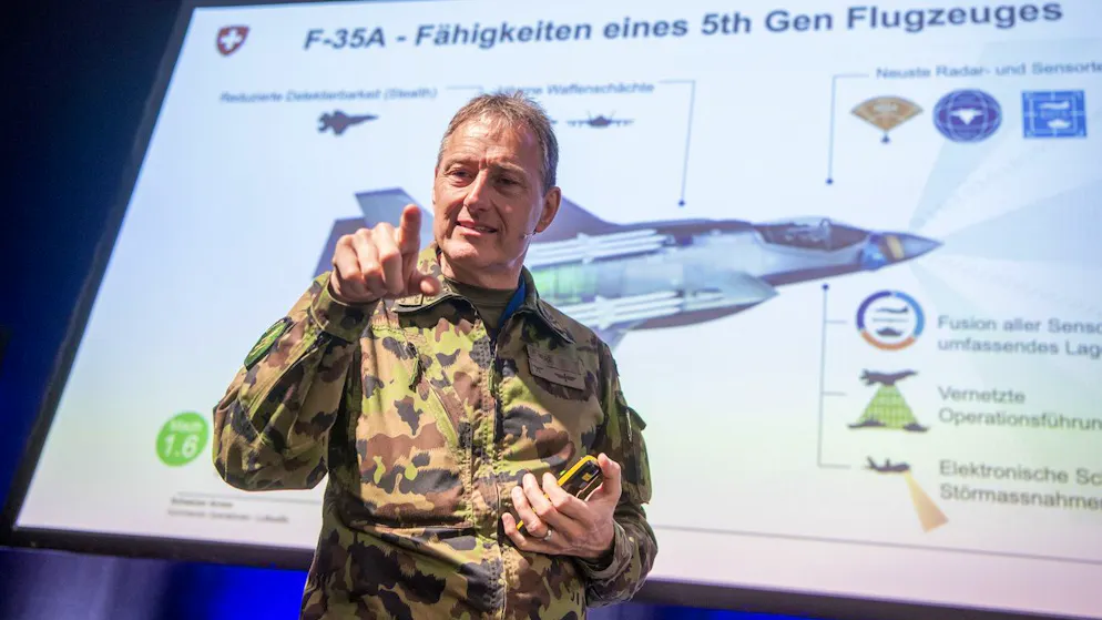 Luftwaffenchef Peter Merz hält der F-35 die Stange.