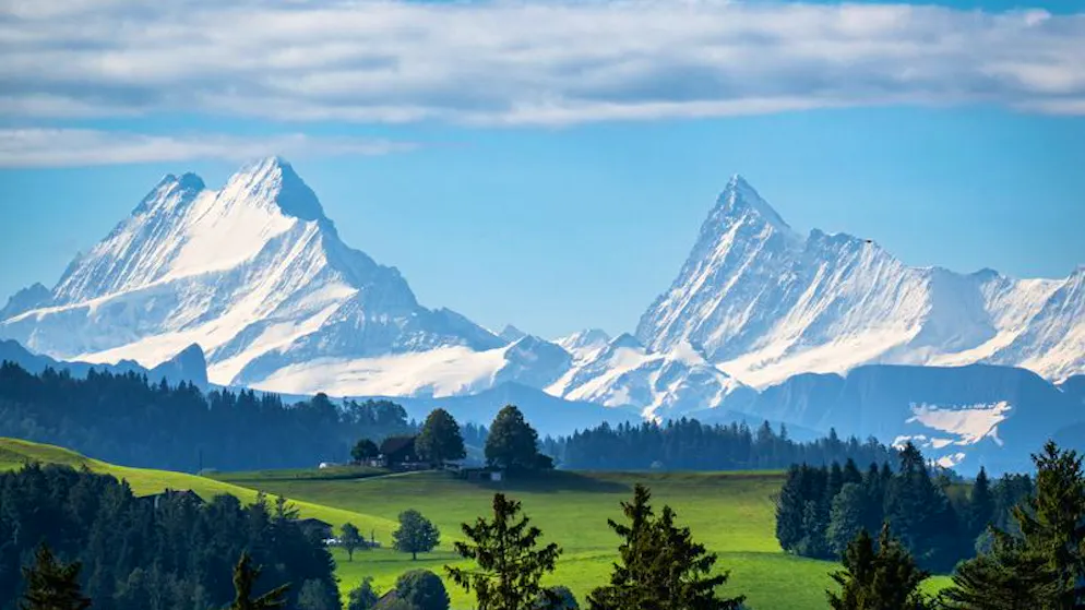 Ein Blick auf die Schönegg (vorne) und die Berner Alpen. Durch Gletscherschmelze gibt es mehr neue Bakterienarten.