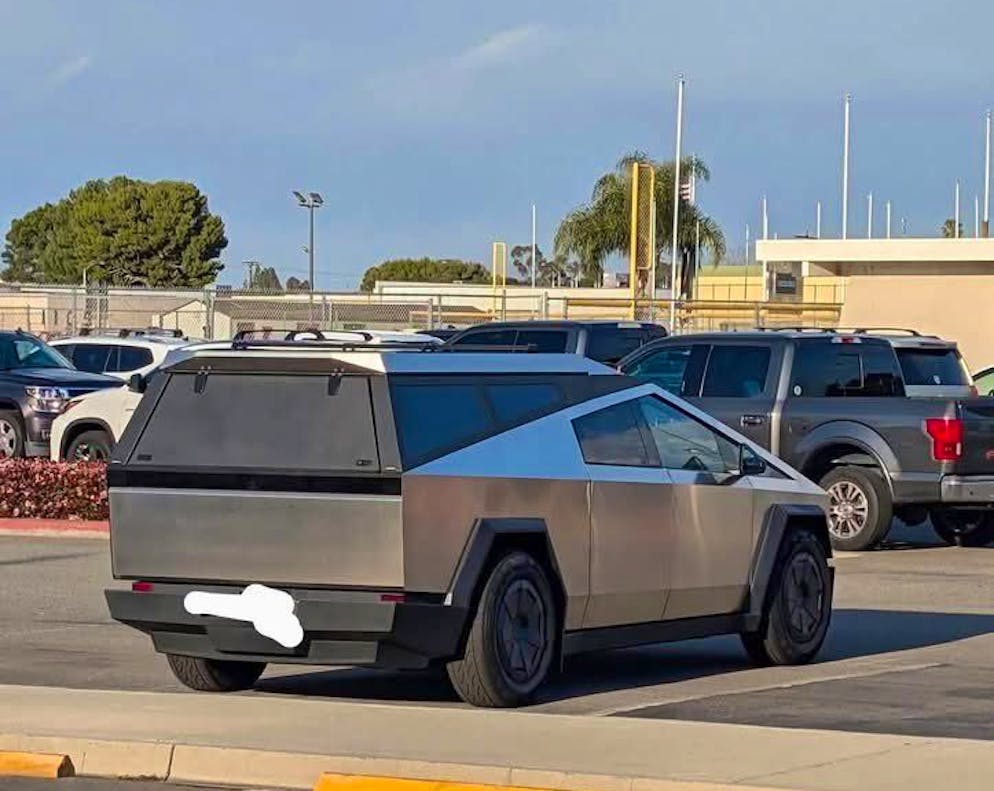 Tesla-Besitzer tarnen ihre Autos. Tarnung als Kombi: Die markante Form des Cybertrucks wird ihm zum Verhängnis.