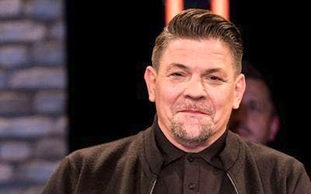 Celebrity chef Tim Mälzer talks about the death of his father in his TV show.