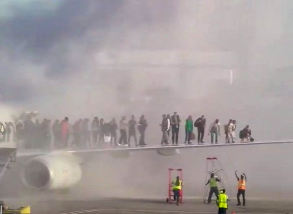 Passagiere bringen sich auf der Tragfläche vor dem Feuer in Sicherheit.