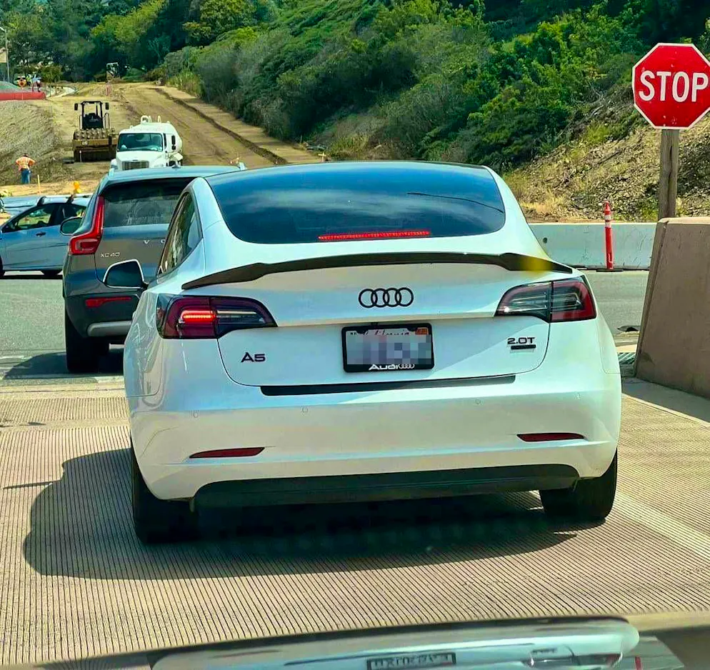 Tesla owners camouflage their cars. A Tesla in California disguised as an Audi: Elon Musk's car brand has an image problem because of the company boss.