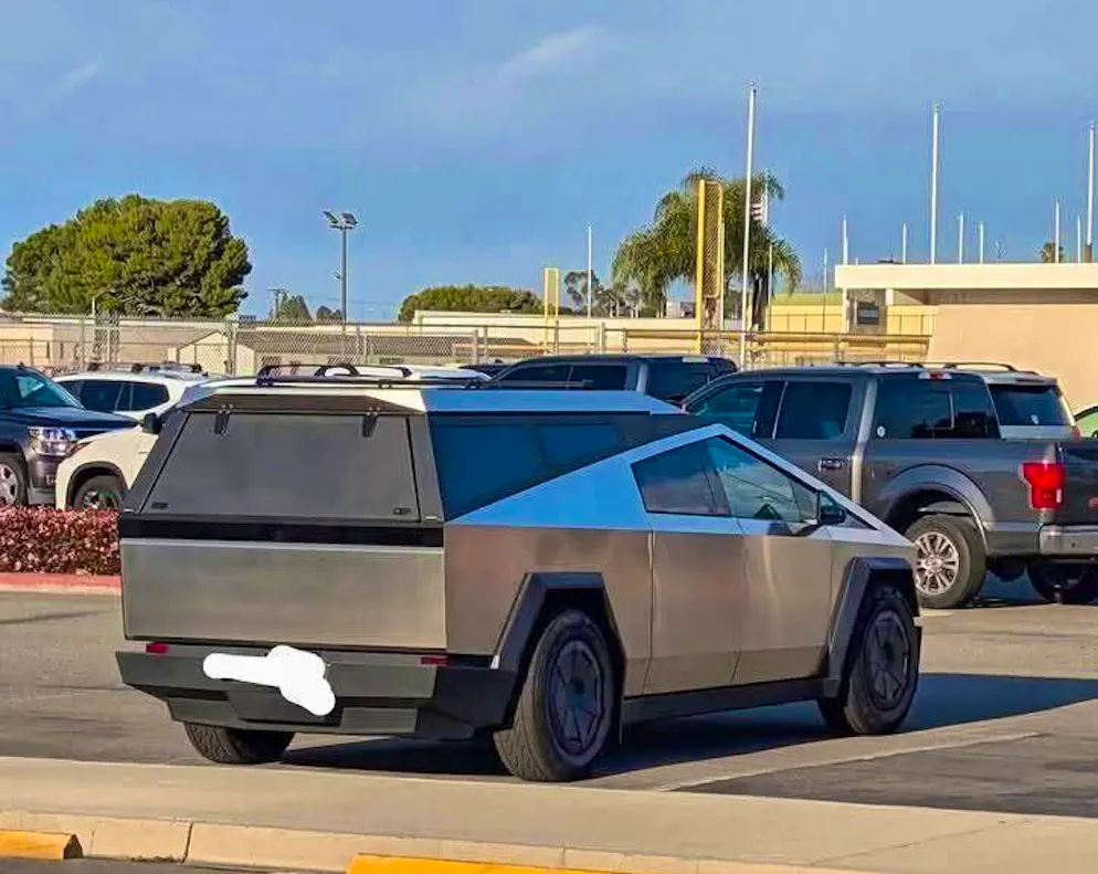 Tesla owners camouflage their cars. Disguised as a station wagon: the distinctive shape of the Cybertruck is its undoing.