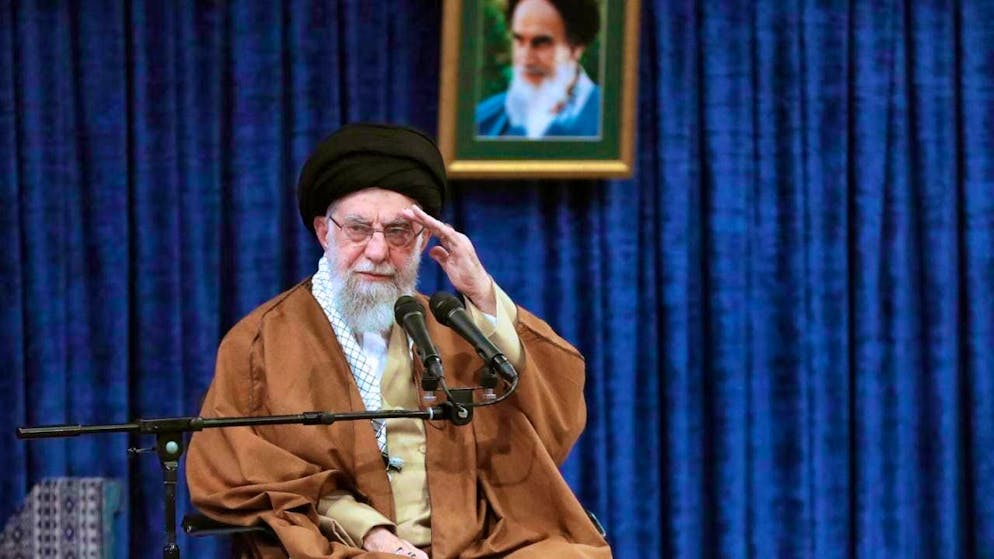 HANDOUT - In this photo released by the official website of the Office of the Iranian Supreme Leader, Supreme Leader Ayatollah Ali Khamenei salutes during a meeting with a group of air force officers. Photo: Uncredited/Office of the Iranian Supreme Leader/dpa