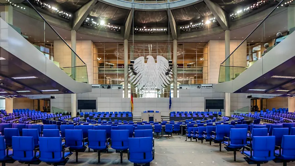 Blick in den Plenarsaal im deutschen Bundestag. Die Bundeswahlleiterin hat das endgültige Ergebnis der Bundestagswahl 2025 bekannt gegeben. Foto: Michael Kappeler/dpa
