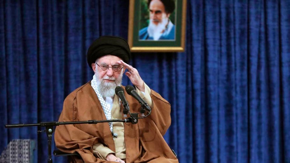 HANDOUT - Auf diesem Foto, das von der offiziellen Website des Büros des iranischen Obersten Führers veröffentlicht wurde, salutiert der Oberste Führer Ajatollah Ali Chamenei bei einem Treffen mit einer Gruppe von Luftwaffenoffizieren. Foto: Uncredited/Office of the Iranian Supreme Leader/dpa