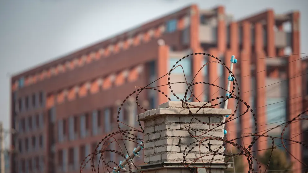 Stacheldraht rund um das Institut für Virologie in der chinesischen Stadt Wuhan. Der Bundesnachrichtendienst hält es für wahrscheinlich, dass ein Unfall in dem Labor die Ursache der weltweiten Corona-Pandemie war. (Archivbild)