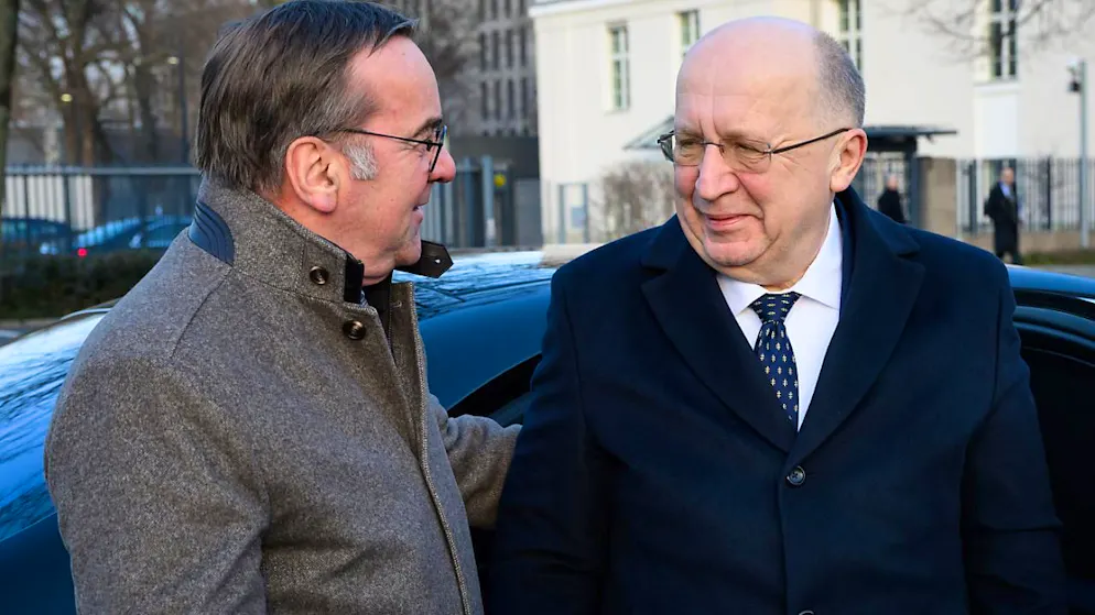 ARCHIV - Andrius Kubilius (r), Kommissar für Verteidigung und Raumfahrt der Europäischen Union, und Boris Pistorius (SPD), Bundesminister der Verteidigung, treffen sich zu einem Gespräch im Bundesministerium der Verteidigung. Foto: Bernd von Jutrczenka/dpa