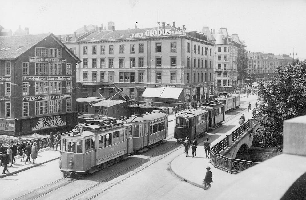 Die Anfänge der Zürcher Papierfabrik an der Sihl – an der Limmat. Die Bahnhofsbrücke 1927: Links neben dem Globus stehen noch einige Betriebe in der Limmat, die...