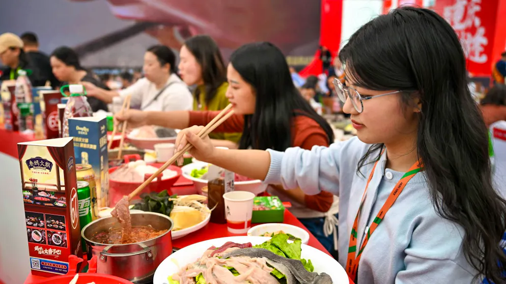 Haidilao - one of the largest Chinese restaurant chains with branches in numerous countries - mainly serves fondue chinoise, also known as hotpot. (theme picture)