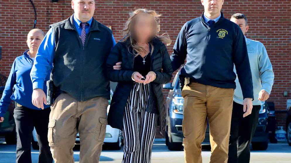 Stiefmutter droht lebenslange Haft. 20 Jahre eingesperrt – Mann flieht mit Feuer aus dem Horror-Zimmer