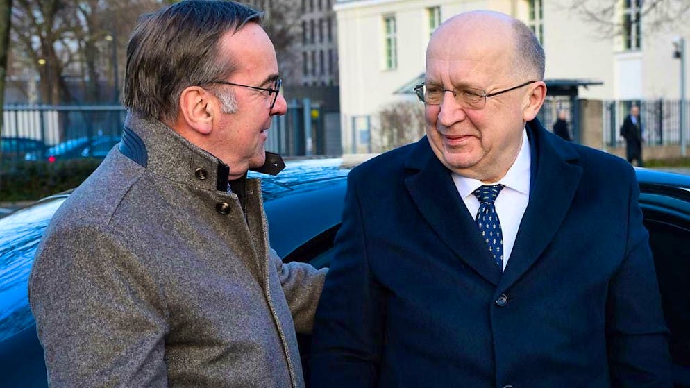 ARCHIVE - Andrius Kubilius (r), Commissioner for Defense and Space of the European Union, and Boris Pistorius (SPD), Federal Minister of Defense, meet for talks at the Federal Ministry of Defense. Photo: Bernd von Jutrczenka/dpa