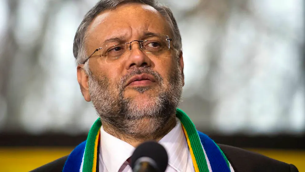 ARCHIV - Ebrahim Rasool, Botschafter von Südafrika in den USA, spricht in der südafrikanischen Botschaft in Washington. Foto: Cliff Owen/AP/dpa