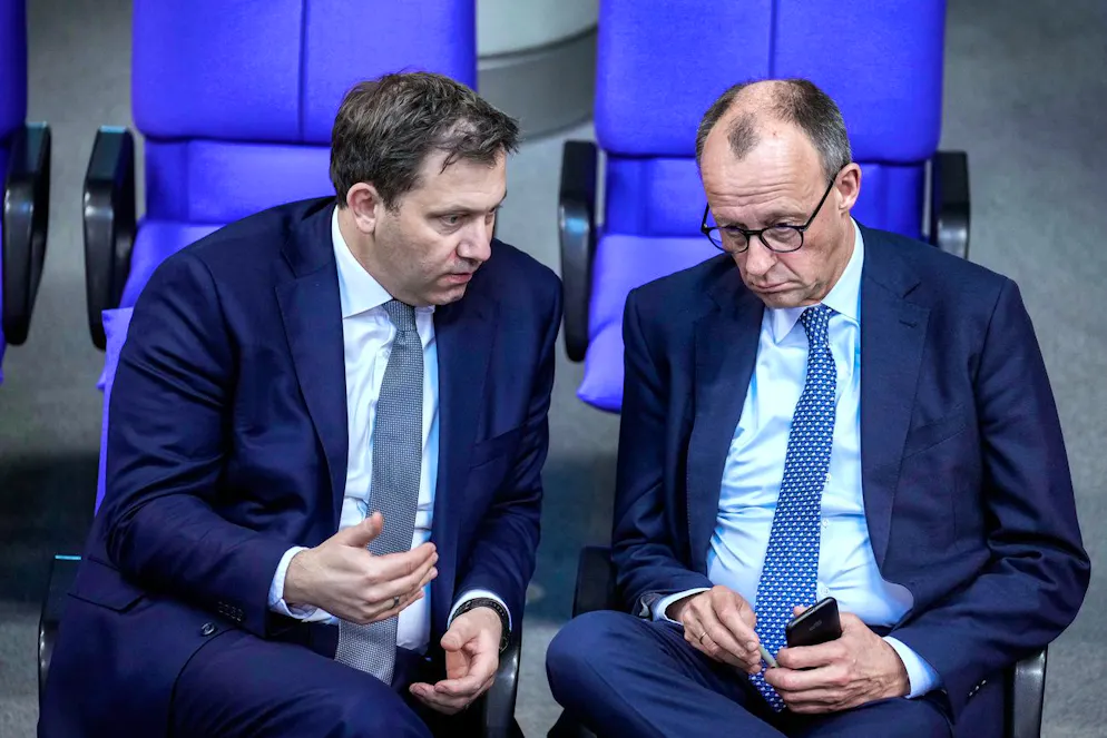 Lars Klingbeil (SPD) und Friedrich Merz (CDU) sind sich seit längerem einig. Die grüne Fraktion könnte die entscheidenden weiteren Stimmen für das Sondervermögen bringen.