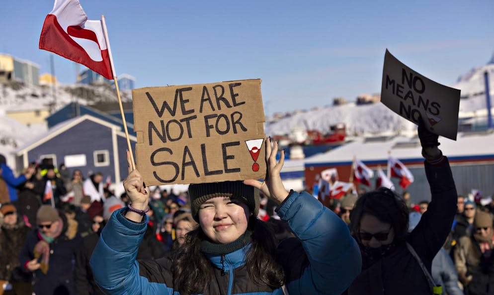 Protestierende nehmen an einem Marsch teil, der vor dem US-Konsulat in Nuuk endet.