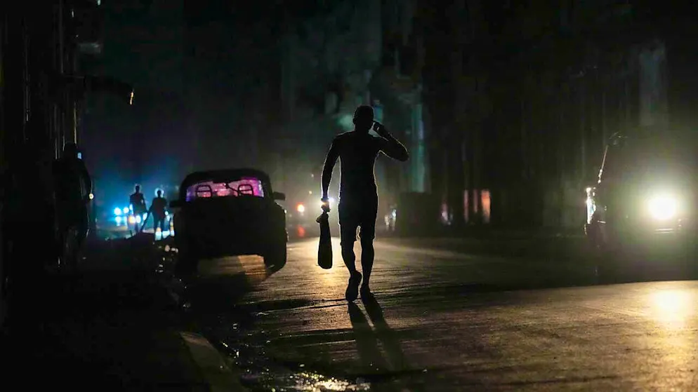 dpatopbilder - A passer-by on a dark street during the power outage in Havana. Photo: Ramon Espinosa/AP/dpa