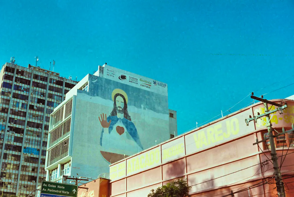 A medical radiotherapy device stolen from a disused clinic in Goiânia has serious consequences.