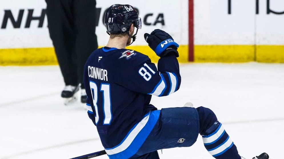 Winnipegs Doppeltorschütze Kyle Connor bejubelt im ersten Drittel seinen Treffer zum 2:0