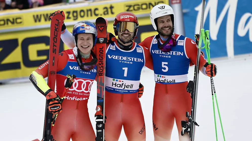 Loïc Meillard (Mitte), Marco Odermatt (links) und Thomas Tumler strahlen nach dem Dreier-Coup im Riesenslalom von Hafjell