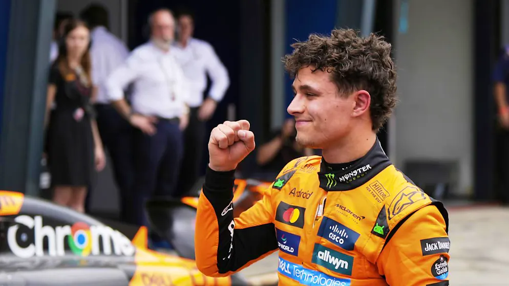 McLaren-Fahrer Lando Norris freut sich beim Saisonstart in Melbourne über seine 10. Pole-Position in der Formel 1
