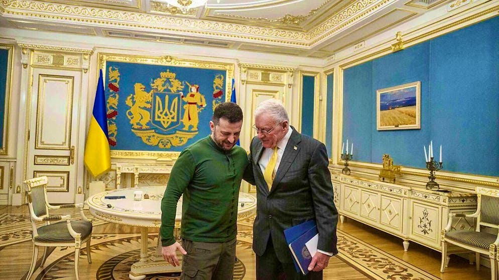 ARCHIVE - Keith Kellogg (r) and Volodymyr Zelensky talk during a meeting in Kiev. Photo: Evgeniy Maloletka/AP/dpa/Archive photo