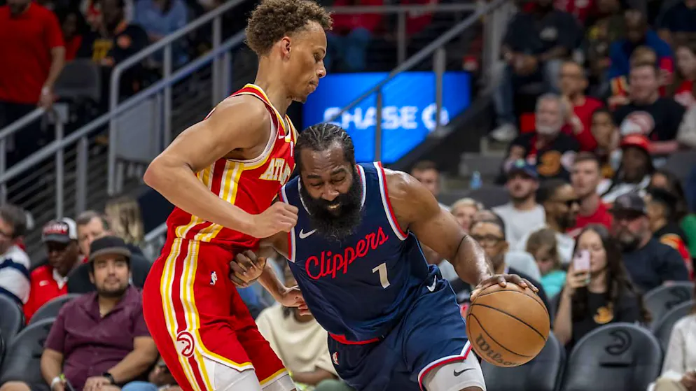 James Harden von den Los Angeles Clippers versucht, an Atlantas Verteidiger Dyson Daniels (links) vorbeizuziehen