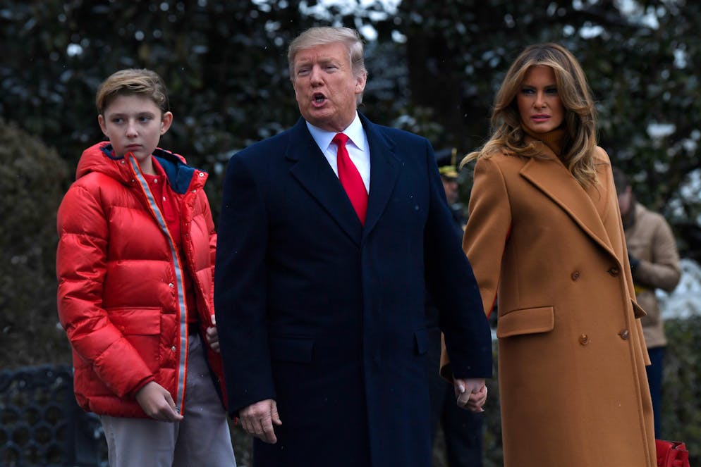 Barron Trump. 01.02.2019, USA, Washington: Donald Trump, Präsident der USA, First Lady Melania Trump und ihr Sohn Barron Trump verlassen das Weisse Haus auf dem Weg zum Hubschrauber Marine One.
