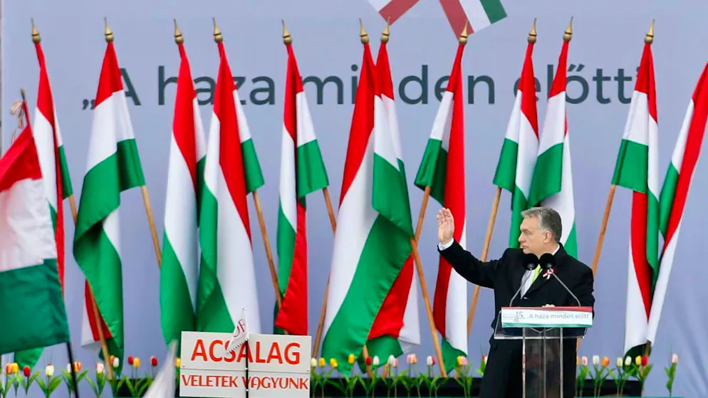 dpatopbilder - ARCHIV - Viktor Orban, Ministerpräsident von Ungarn, hält eine Rede vor dem Parlamentsgebäude am 170. Jahrestages der Ungarischen Revolution. Am 15. März 1848 begann die Revolution im Königreich Ungarn gegen die Vorherrschaft der österreichischen Habsburger. Foto: Darko Vojinovic/AP/dpa