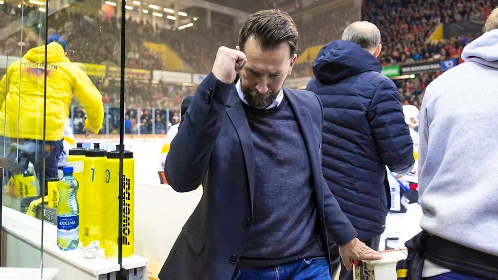 Fribourg coach Lars Leuenberger clenches his fist after the break in the first quarter-final game against Bern