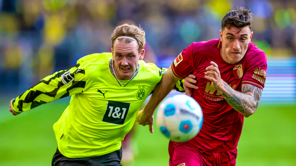 Cédric Zesiger (r.) in a duel with Dortmund's Julian Brandt.