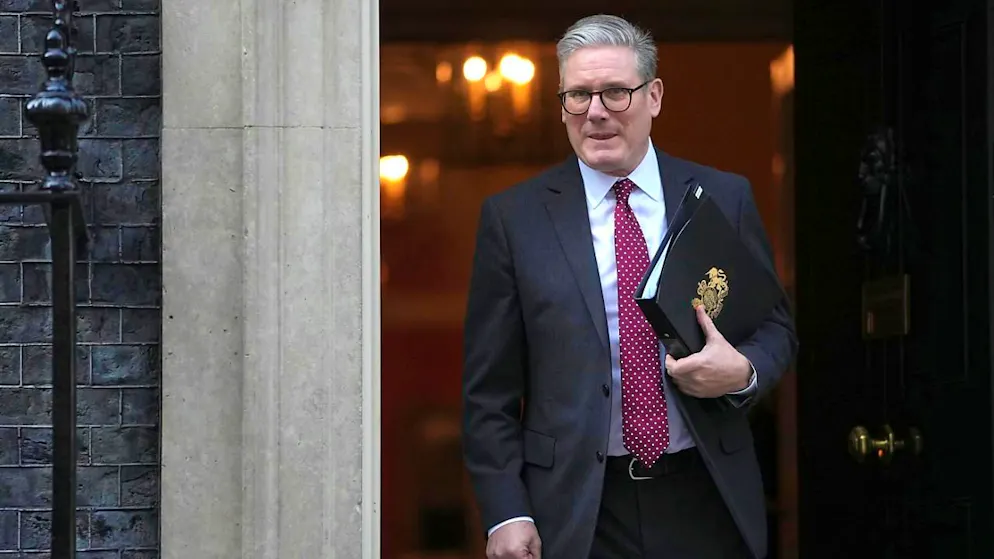 ARCHIV - Der britische Premier Sir Keir Starmer verlässt Downing Street 10. Foto: Kin Cheung/AP/dpa/Archivbild