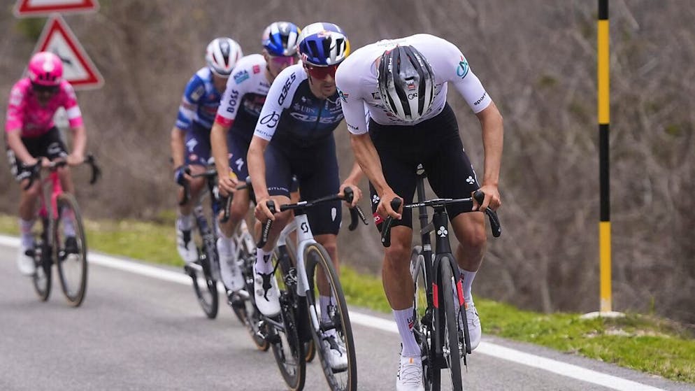 Juan Ayuso (im weissen Trikot) fuhr im Schlussanstieg allen Konkurrenten davon