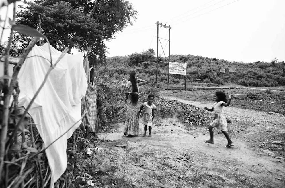 The largely indigenous population around the Indian town of Jadugoda suffers massively from the high radiation levels caused by uranium mining and the improper disposal of nuclear waste.