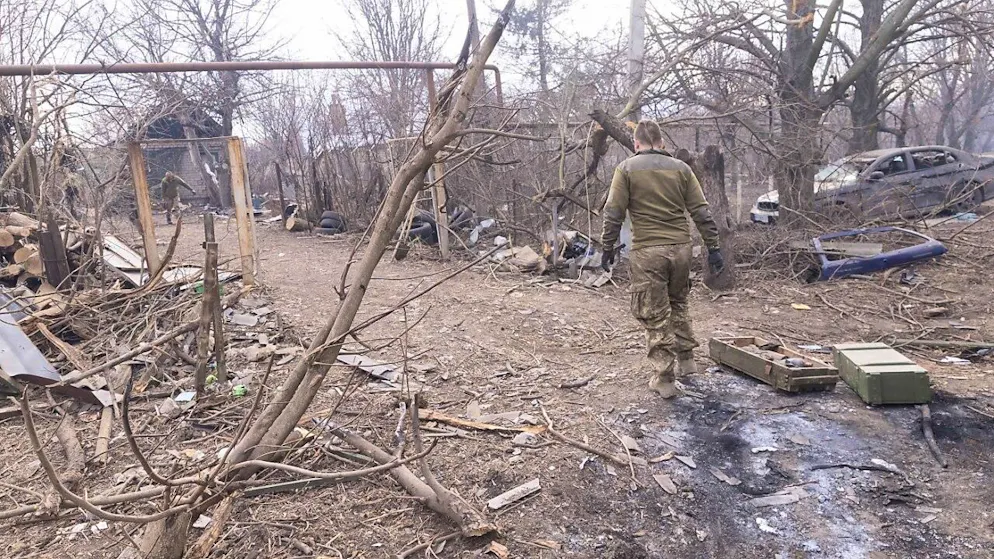 Die russische Armee hat ein Dorf in der Region Donezk bombardiert. Bewohner beseitigen die Folgen eines Treffers durch eine Lenkbombe. 