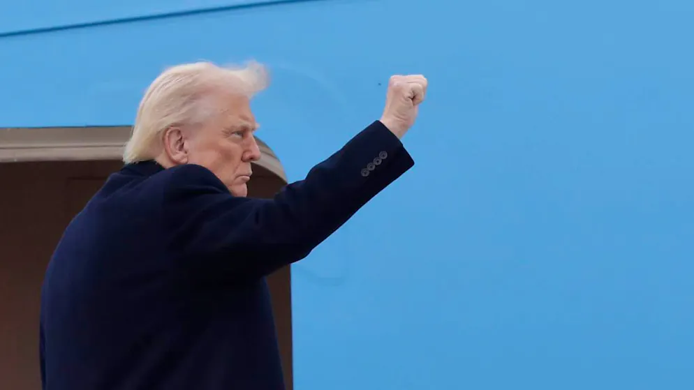 US-Präsident Donald Trump zeigt seine Faust auf der Treppe der Air Force One auf der Joint Base Andrews, Maryland. Foto: Luis M. Alvarez/AP/dpa