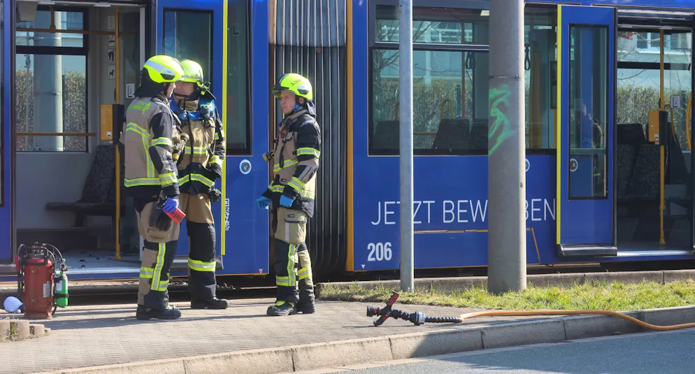 Frau angezündet – Täter auf der Flucht - Gallery. In einem Tram in Gera wurde eine Frau mit einer brennbaren übergossen und angezündet.