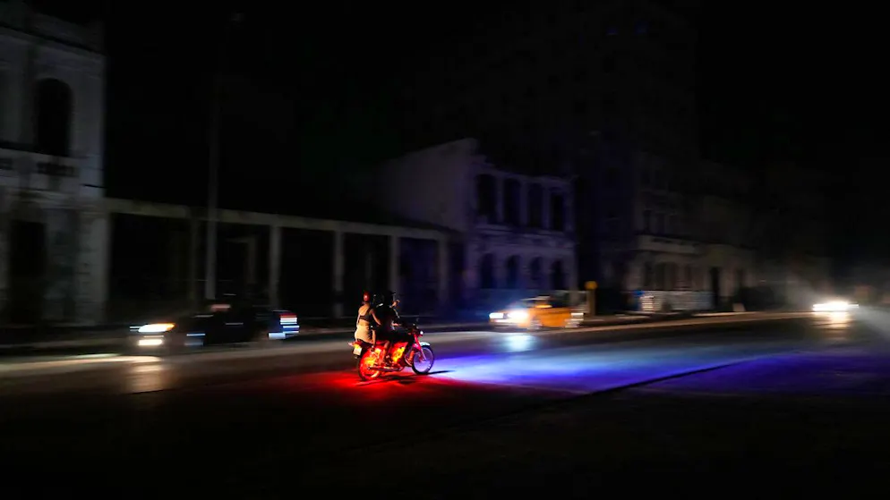 dpatopbilder - Anwohner fahren während eines Stromausfalls in Havanna mit ihren Fahrzeugen den Malecon entlang. Foto: Ramon Espinosa/AP/dpa