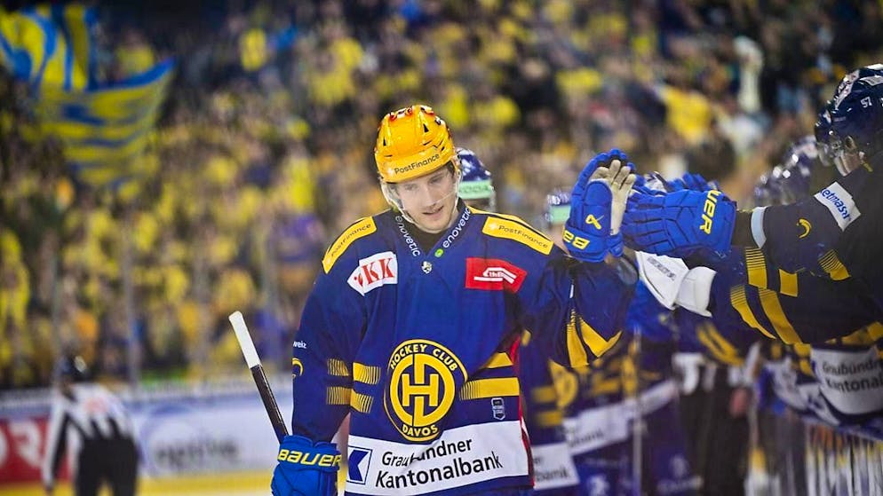 Adam Tambellini scores Davos' first two goals to set the stage for HCD's victory