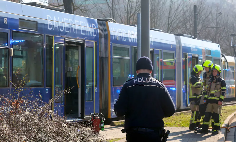 Frau angezündet – Täter auf der Flucht - Gallery. In einem Tram in Gera wurde eine Frau bei einem Brandanschlag schwer verletzt.