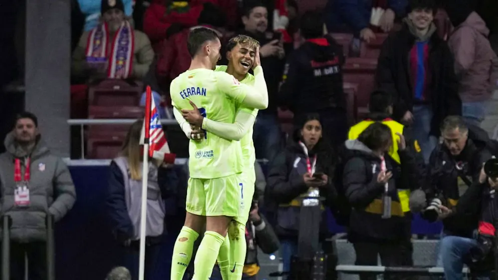 Ferran Torres (links) und Lamine Yamal schossen den FC Barcelona bei Atletico Madrid in der Nachspielzeit zum Sieg