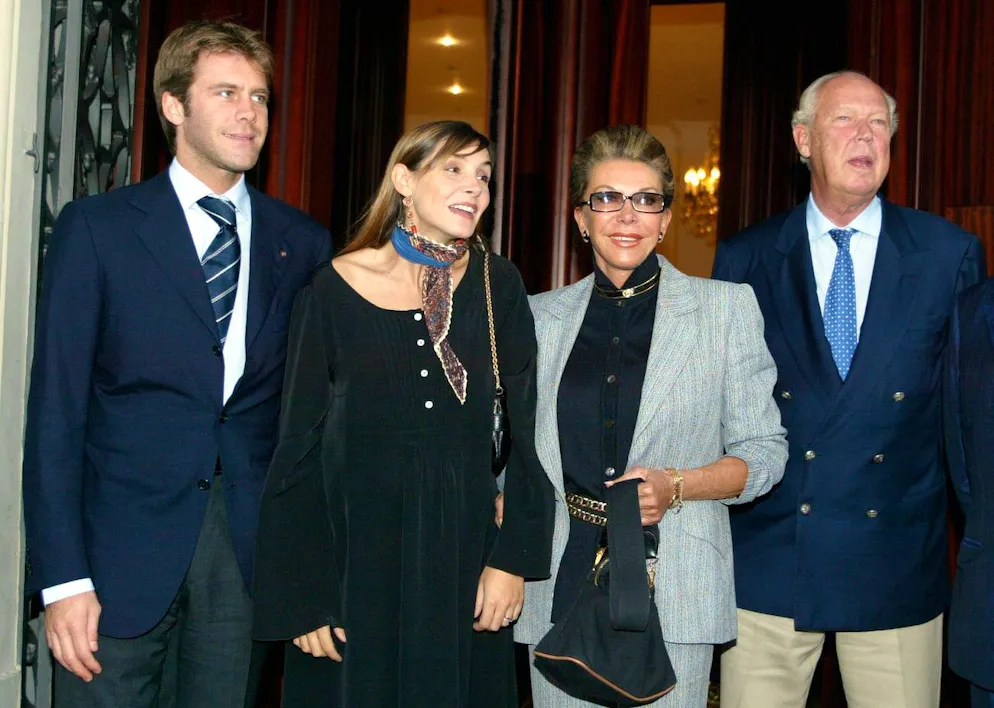 Ehe-Aus bei Prinz Emanuele Filiberto von Savoyen. Prinz Emanuele Filiberto (links) mit seiner Ehefrau Clotilde Courau sowie seinen Eltern, Marina Doria und Prinz Vittorio Emanuele, im September 2003 in Florenz.