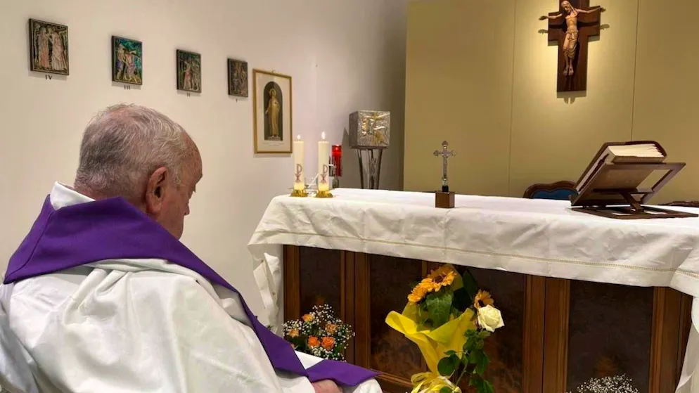 dpatopbilder - HANDOUT - Papst Franziskus zelebriert eine Messe in der Kapelle der Poliklinik Agostino Gemelli in Rom. Foto: Uncredited/Vatican Press Hall/AP/dpa - ACHTUNG: Nur zur redaktionellen Verwendung und nur mit vollständiger Nennung des vorstehenden Credits