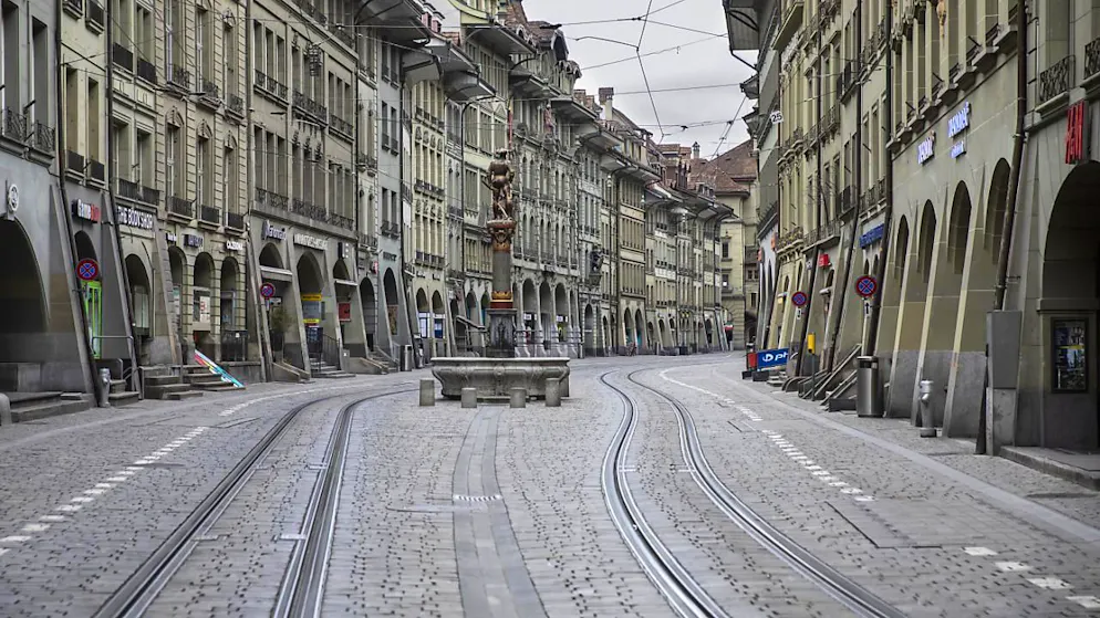 Vor fünf Jahren rief der Bundesrat den Lockdown für die Schweiz aus - Gallery. Die Corona-Pandemie hatte menschenleere Innenstädte zur Folge, wie hier in der Berner Marktgasse. (Archivbild)