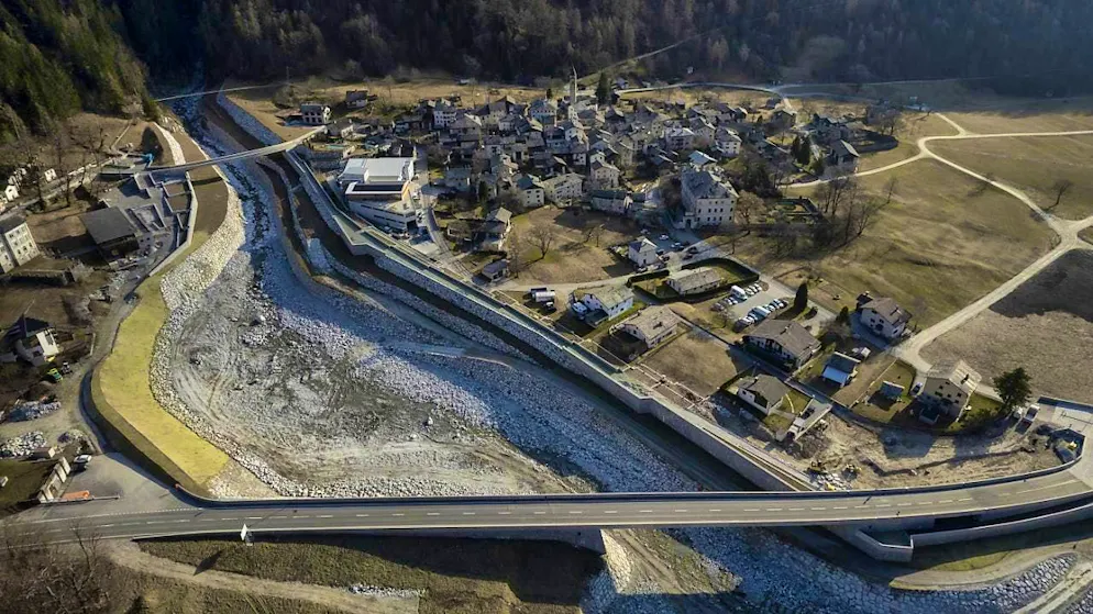 Bondo returns to normality with new protective structures - Gallery. View of the Bondo landslide village in Bergell and the debris basin that was built after the devastating landslide and subsequent debris flows.