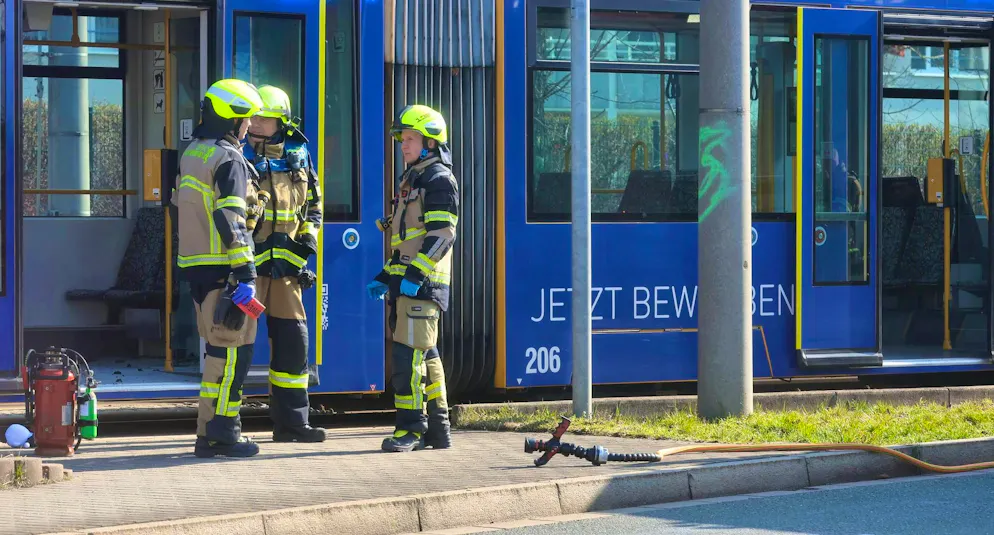 Woman set on fire - perpetrators on the run - Gallery. A woman was doused with a flammable substance and set on fire in a streetcar in Gera.
