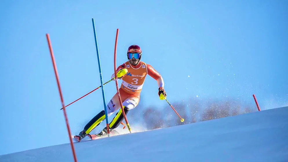 Loïc Meillard masters the first run in Hafjell in style