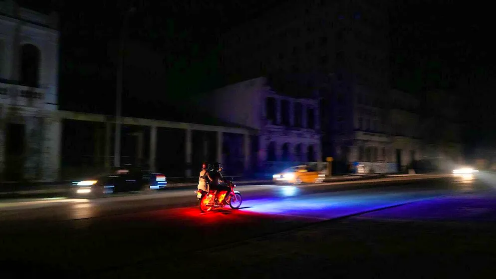 dpatopbilder - Residents drive their vehicles along the Malecon during a power outage in Havana. Photo: Ramon Espinosa/AP/dpa