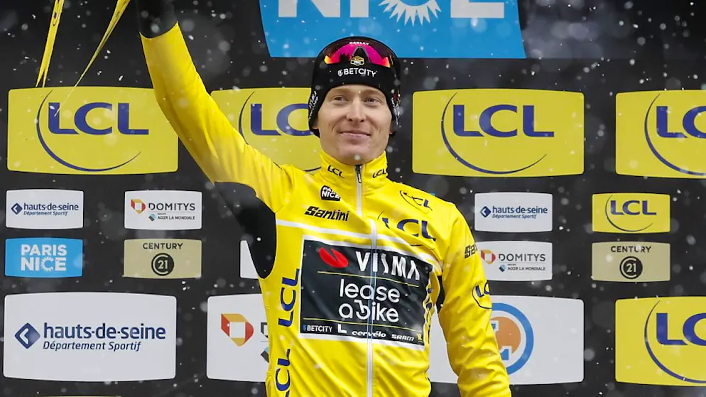 Matteo Jorgenson lässt sich als Gesamtsieger der achttägigen Rundfahrt Paris - Nizza feiern