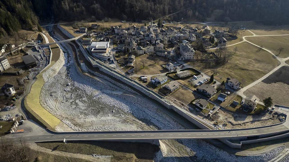 Bondo revient à la normale avec de nouveaux ouvrages de protection - Gallery. Le bassin de réception des laves torrentielles à Bondo, construit après la catastrophe au Piz Cengalo d'août 2017.